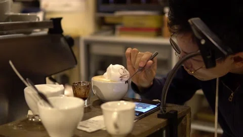  Professional Barista use pen to  create image on coffee latte art Видео 159275117
