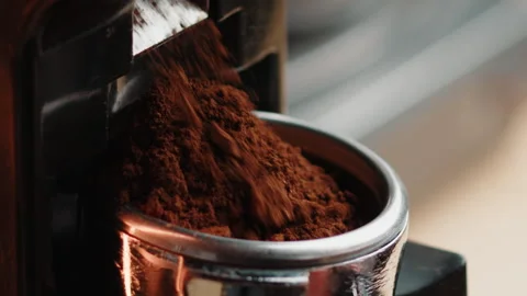 Professional barista worker use grinder machine to grind fresh coffee beans for Vidéo 245983632