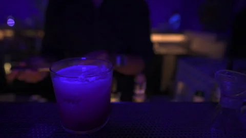 Professional Bartender Placing Fresh Mint Garnish on Cocktail Close-Up 4K Vídeos de archivo 329225947
