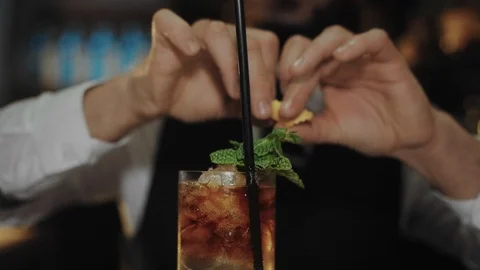 Professional bartender prepares mojito cocktail 스톡 동영상 86476660