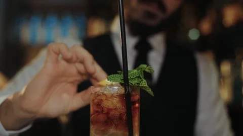 Professional bartender prepares mojito cocktail Stock-Footage 86476687