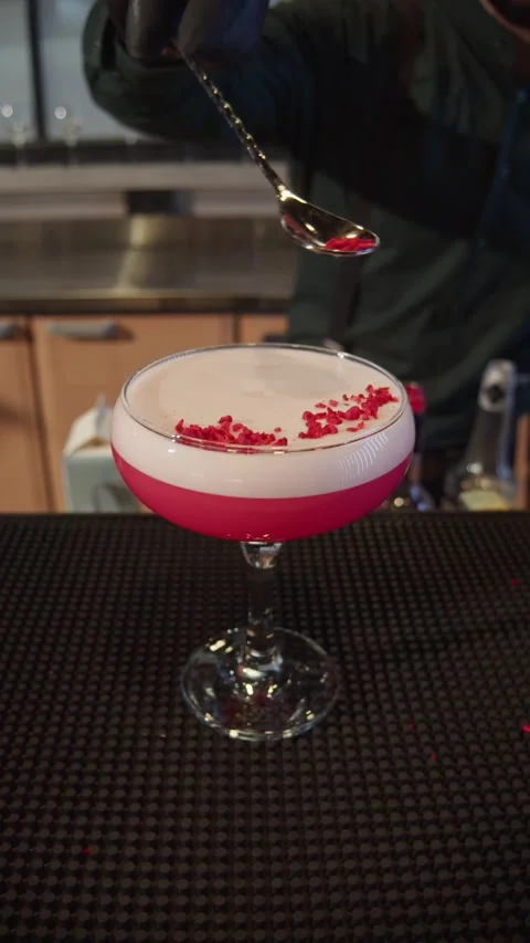 A professional bartender prepares a pink alcoholic cocktail. Stock Footage 270806765