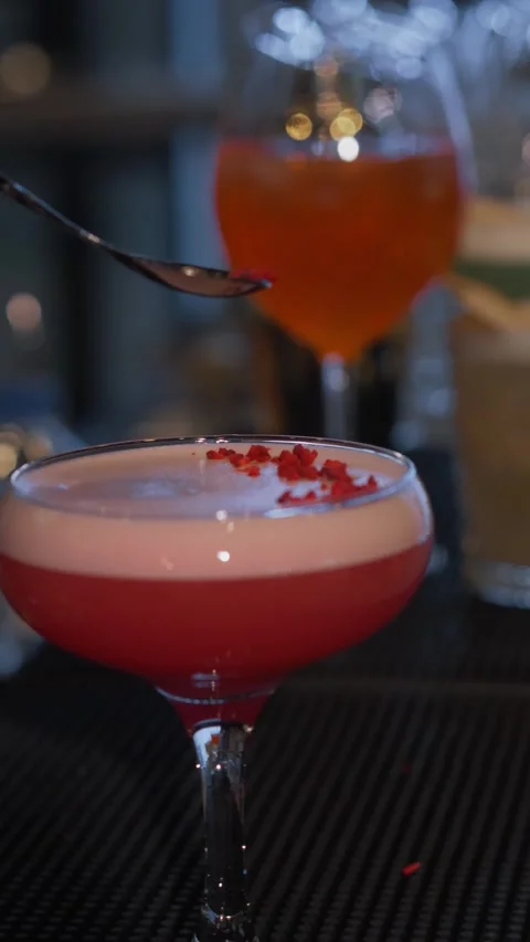 A professional bartender prepares a pink alcoholic cocktail. Stock Footage 270806777