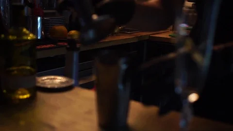Professional bartender preparing a cocktail 動画素材 104520382