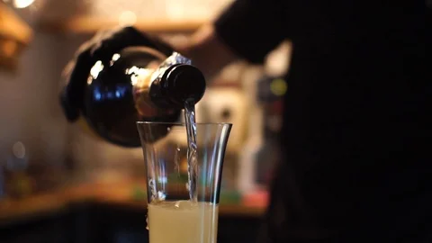 Professional bartender preparing a cocktail 動画素材 104520395