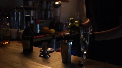 Professional bartender preparing a cocktail 動画素材 104520410
