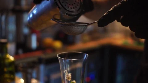 Professional bartender preparing a cocktail 動画素材 104520421