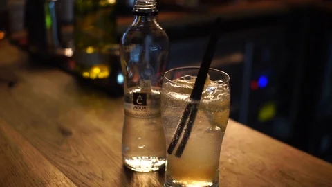 Professional bartender preparing a cocktail 動画素材 104523145