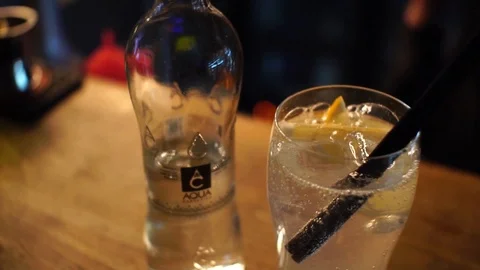 Professional bartender preparing a cocktail 動画素材 104523164