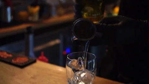 Professional bartender preparing a cocktail 動画素材 104523248