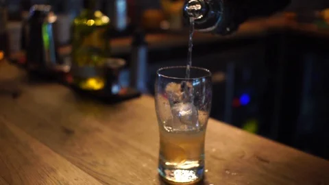 Professional bartender preparing a cocktail 動画素材 104523262