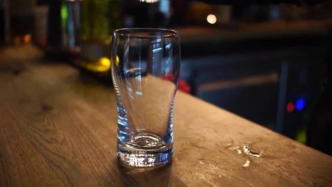 Professional bartender preparing a cocktail 動画素材 104523269