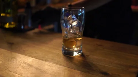 Professional bartender preparing a cocktail 動画素材 104523278