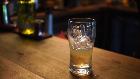 Professional bartender preparing a cocktail 動画素材 104523298