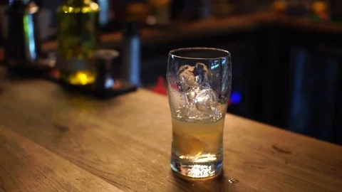 Professional bartender preparing a cocktail 動画素材 104543492