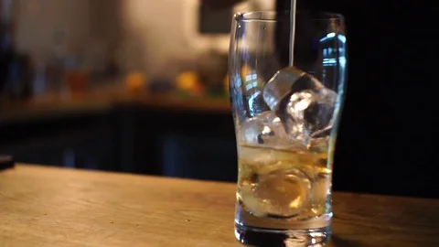 Professional bartender preparing a cocktail 動画素材 104543494