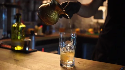 Professional bartender preparing a cocktail 動画素材 104543495