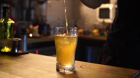 Professional bartender preparing a cocktail 動画素材 104543501