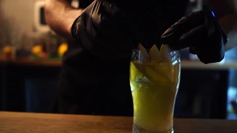 Professional bartender preparing a cocktail 動画素材 104543504