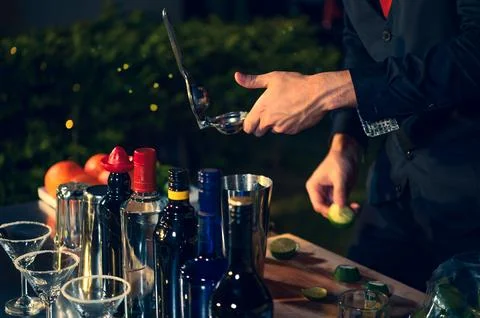 Professional bartender preparing fresh lime lemonade cocktail in drinking w.. Fotos de archivo