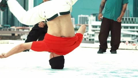 Professional break dancer doing head spin at roof top with city view. hiphop. Stock-Footage 275805170
