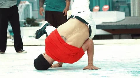 Professional break dancer doing head spin at roof top with city view. hiphop. Stock-Footage 277030476