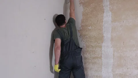 A professional builder puttying a wall. Stock Footage 242185105
