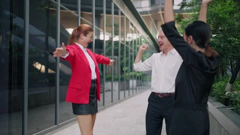 Professional business team of three reacting to good news on a smartphone Vidéo 333735853