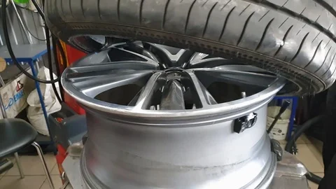 Professional car mechanic replace tire on wheel in auto repair service. Vídeo Stock 118295138