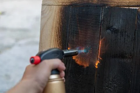 Professional carpenter using old traditional japanese technique. Burning wood Foto stock