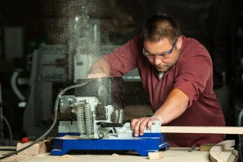 Professional carpenter working with sawing machine. Foto stock