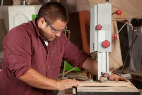 Professional carpenter working with sawing machine. Foto stock