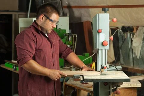 Professional carpenter working with sawing machine. Foto stock