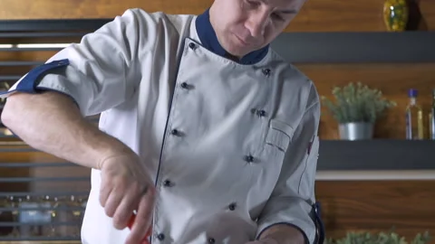 Professional Chef Cooking in Restaurant Kitchen. Delicious healthy Food. Vidéo 143415807