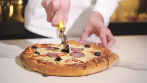 Professional Chef Cutting Pizza With a Round Knife Before Serving. Making Pizza. Vidéo 169879000