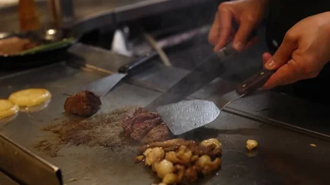 Professional chef cutting wagyu beef on teppanyaki grill in japanese restau.. 스톡 동영상 333039772
