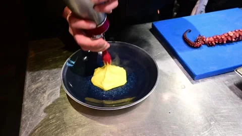 Professional chef plating a gourmet octopus and cream dish Vidéo 327114323