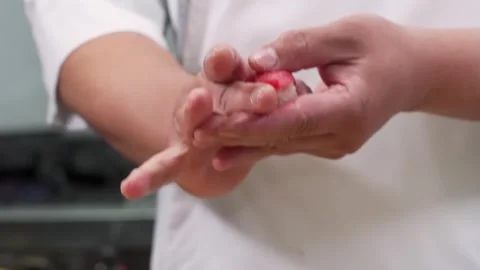 Professional Chef Preparing Fresh Red Tuna Nigiri Sushi - Close Up Stockbeeldmateriaal 333498116