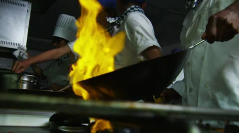Professional chef in a restaurant kitchen cooking flambe style Vidéo 31878325