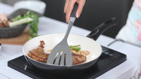 Professional Chef Searing Marinated Duck Meat for a Fine Dining Dish Vídeo Stock 334916025