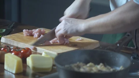 Professional chef slices chicken on a cutting board in a restaurant. 库存影片 124753154