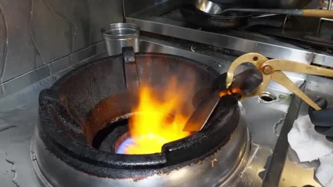 Professional Chef Using Industrial Gas Burner in Commercial Kitchen with High Fl Vidéo 332817399