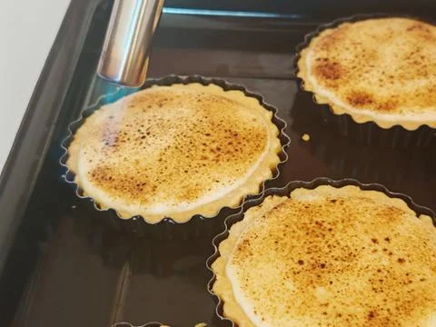 Professional chef using a kitchen blowtorch to caramelize sugar on top of c Foto stock