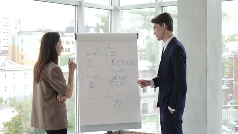 Professional Coach Give Presentation On Flipchart At Conference Office Training 스톡 동영상 129622142