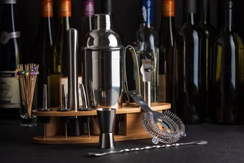 Professional cocktail bar composition featuring a stainless steel shaker, j.. Foto stock