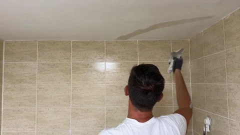 Professional construction worker plastering the bathroom ceiling Видео 341362863