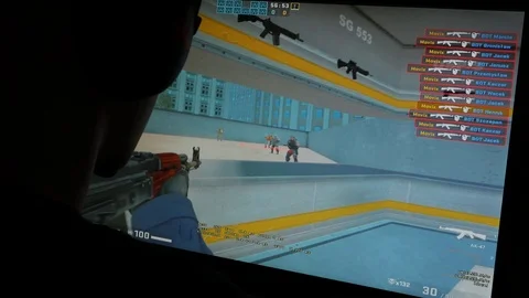 Professional Counter Strike Global Offensive player warming up before the game. 库存影片 107870391