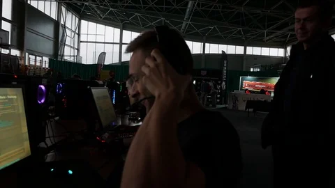 Professional Counter Strike Global Offensive player putting on his headset 库存影片 107870526