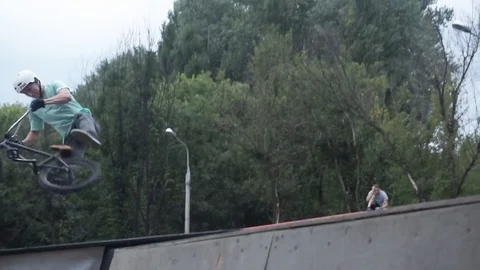 Professional cyclist performs tricks Stock-Footage 103218034