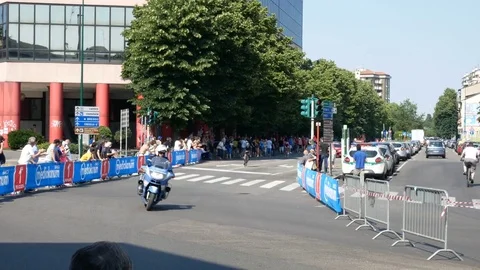 Professional cyclists run during individual time trial. 스톡 동영상 79504607